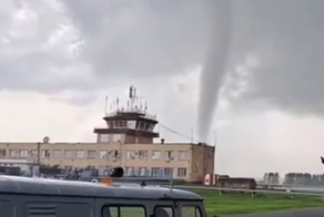 «Закрывайте всё, что можно»: в Татарстане смерч накрыл аэропорт и расшвырял технику по взлётной полосе