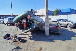 Уснул за рулём и расколотил припаркованные автомобили