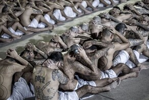 Крепость строгого режима: экскурсия по сальвадорской тюрьме для опасных преступников