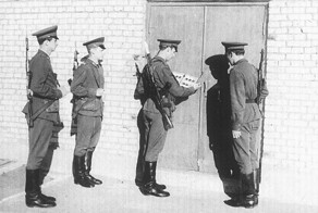 Как советский часовой шпиона пристрелил