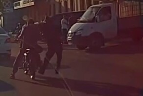 Жесткое задержание несовершеннолетнего мотоциклиста в Махачкале попало на видео