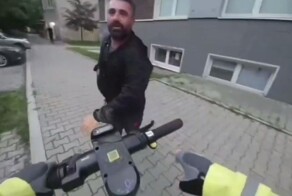 В Екатеринбурге мужчина поднял выпавший телефон курьера и пытался с ним убежать