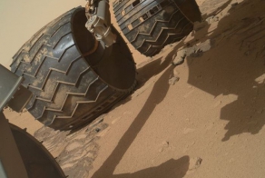 Curiosity приступил к исследованию грунта Марса (15 фото)