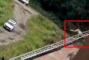 Сотрудник МЧС спас сорвавшуюся с шестого этажа женщину
