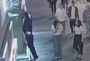 Глава Екатеринбурга пообещал премию за информацию о вандале, который испортил фасад администрации города