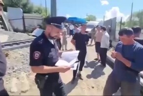 Толпу мигрантов в футболках «МВД» нашли на стройке в Сочи