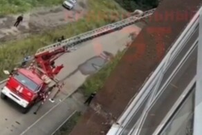 В Челябинской области женщина эпично полетела вниз по пожарной лестнице из-за того, что оступилась
