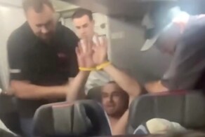 Пассажир пошёл открывать дверь самолета, когда стюардесса отказала ему в сексе