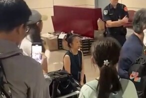 Сотрудница аэропорта встала на колени перед пассажирами в знак извинения