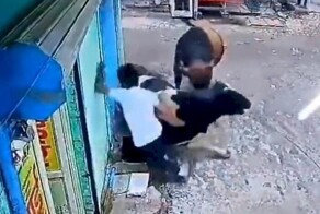 Продавец, рискуя жизнью, не допустил подравшихся быков в магазин