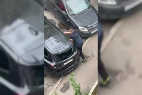 В Москве пьяный мужчина разбил молотком стекла десяти машин