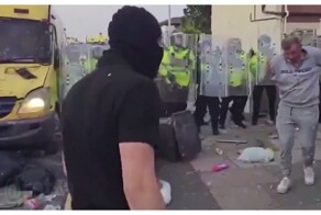 На протестах в Великобритании произошёл "огонь по своим"
