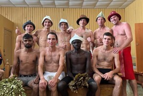 В омском марафоне победил кениец, а после залез в бочку и сходил в баню