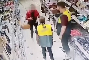 Покупательница набросилась с ножом на сотрудницу магазина из-за просьбы оплатить товар