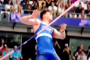 «Покажи свои навыки»: французу, сбившему членом планку во время прыжков с шестом, предложили сняться в фильме для взрослых