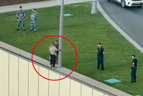 На Арбате спасли парня, собиравшегося спрыгнуть с парапета на дорогу