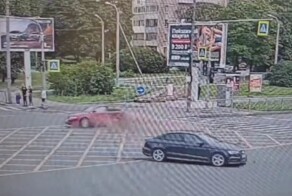 Отлетевший после ДТП автомобиль впечатал пешехода в столб