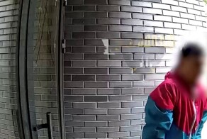 В Уфе курьер Ozon разбил дверь, пытаясь попасть в подъезд