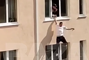 Парень сбежал от сотрудников МЧС, которые приехали его спасать