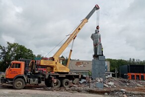 В Свердловской области решили демонтировать и отреставрировать памятник Ленину, а он оказался непоколебим