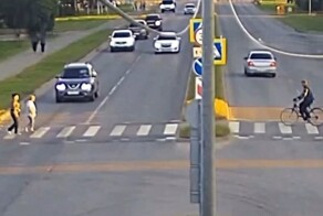 Велосипедист подбил автомобиль