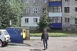 Мужчина устроил «бой» с невидимыми «врагами» около подъезда и проиграл