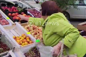 В Екатеринбурге пенсионерки разобрали брошенные мигрантами фрукты и овощи