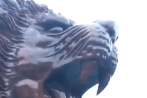 Впечатляющая скульптура из дерева