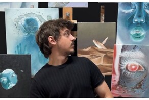 Художник рисует картины в "негативе"