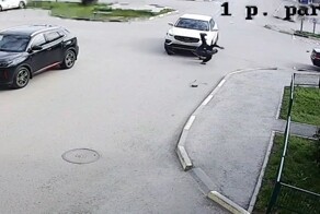 Доездился. В Тюмени электросамокатчик влетел в автомобиль