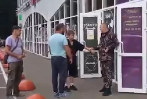 Следком возбудил уголовное дело на охранника торгового центра, напавшего на ребёнка