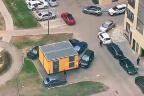 Мужчина сторожит парковочное место стареньким авто, чтобы всегда было свободное место для его иномарки
