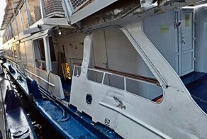 В Санкт-Петербурге на Неве судно врезалось в теплоход с пассажирами