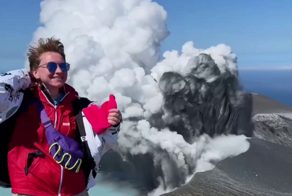 Курильским путешественникам удалось снять образование нового прорыва на вулкане Эбеко