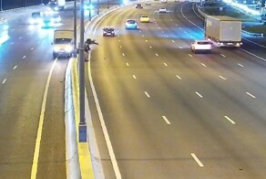 Мрачняк на МКАДе. Газель выдавила на встречную полосу мотоциклиста с пассажиром