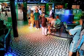 В геленджикском баре подвыпившая и не очень меткая посетительница бутылкой разбила огромный аквариум с водой