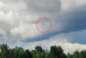 «Запаску давай»: жительница Коми неудачно прыгнула с парашютом и разбилась