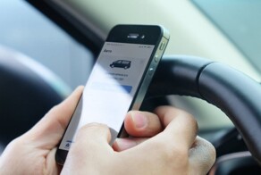 В Госдуме решили отказаться от штрафа за забытые дома права, но при наличии с собой электронной версии Госуслуги Авто