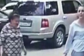 Пенсионерка в Москве отдала прохожей все свои деньги и украшения, чтобы с неё сняли порчу