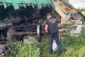 Товарный поезд сошёл с рельсов и врезался в здание в Оренбургской области