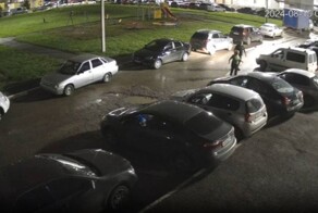 В Уфе женщина била рукой по припаркованным машинам и перегораживала проезд водителю