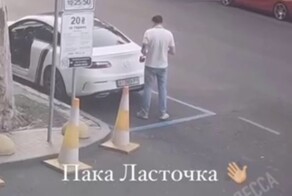 Парень забрал подаренную девушке машину после расставания, чем ввел её в недоумение