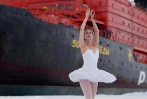 Балерина исполнила партию из "Лебединого озера" посреди льдов Арктики на Северном полюсе