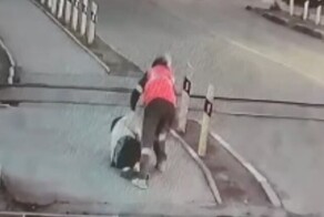 Дежурная по переезду спасла женщину из-под поезда и попала на видео