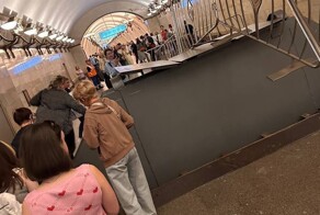 Дверь гермозатвора сработала в московском метро на станции «Арбатская»