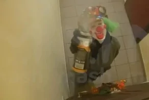 Клоунесса из Подмосковья держит соседей в страхе