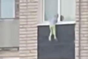 Очень напряженное видео: в Новгородской области ребенок вылез из окна многоэтажки, попытался слезть вниз