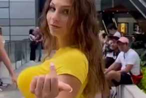 Прогулка девушки с шариками по улице