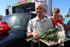 В Красноярском крае пенсионеру подарили "Ниву" за самый огромный помидор