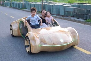 Рукастый мужчина построил электромобиль из дерева